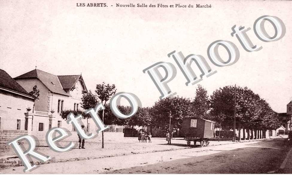 Salle des Fetes et Place du Marche