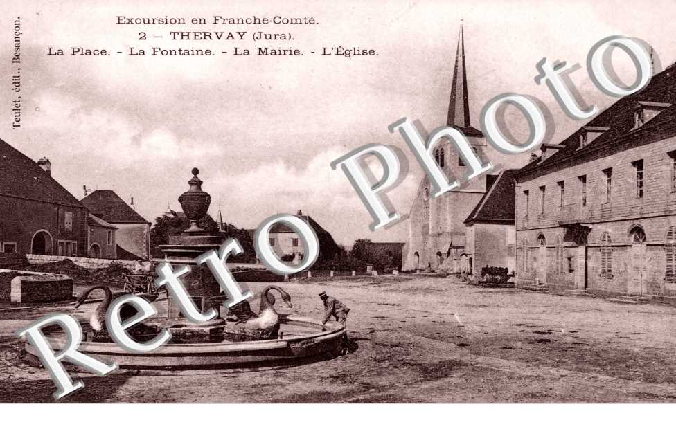 la place, la fontaine, la mairie et l&#039;eglise