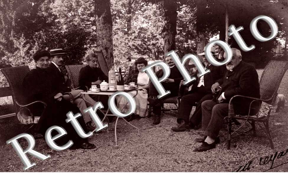 Des personnes en train de boire le cafe