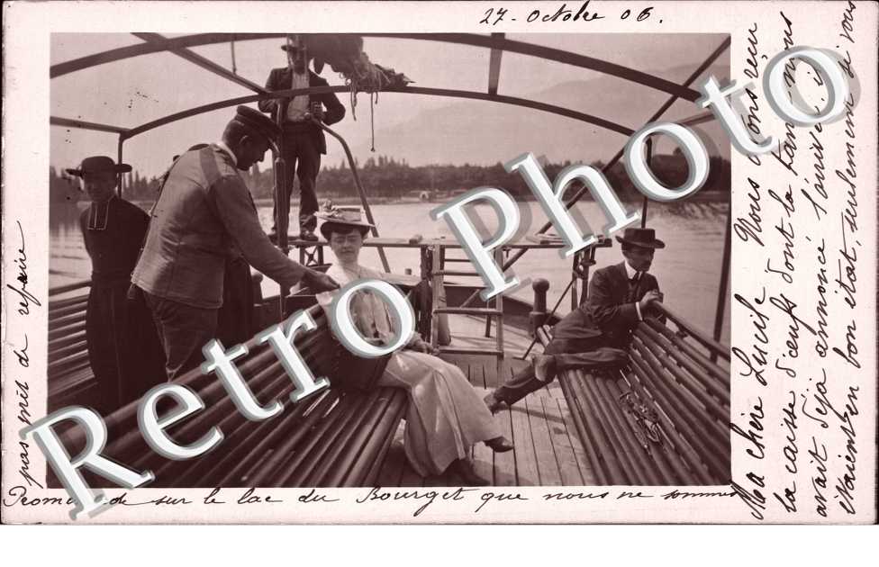 (des personnages dans un bateau)