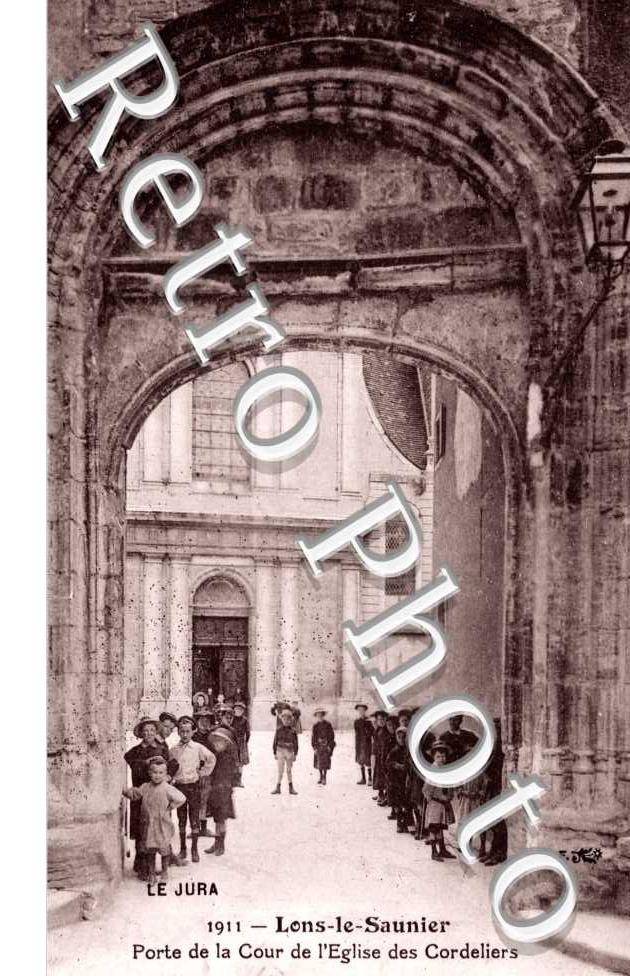 PORTe et Cour de l&#039;Eglise des Cordeliers
