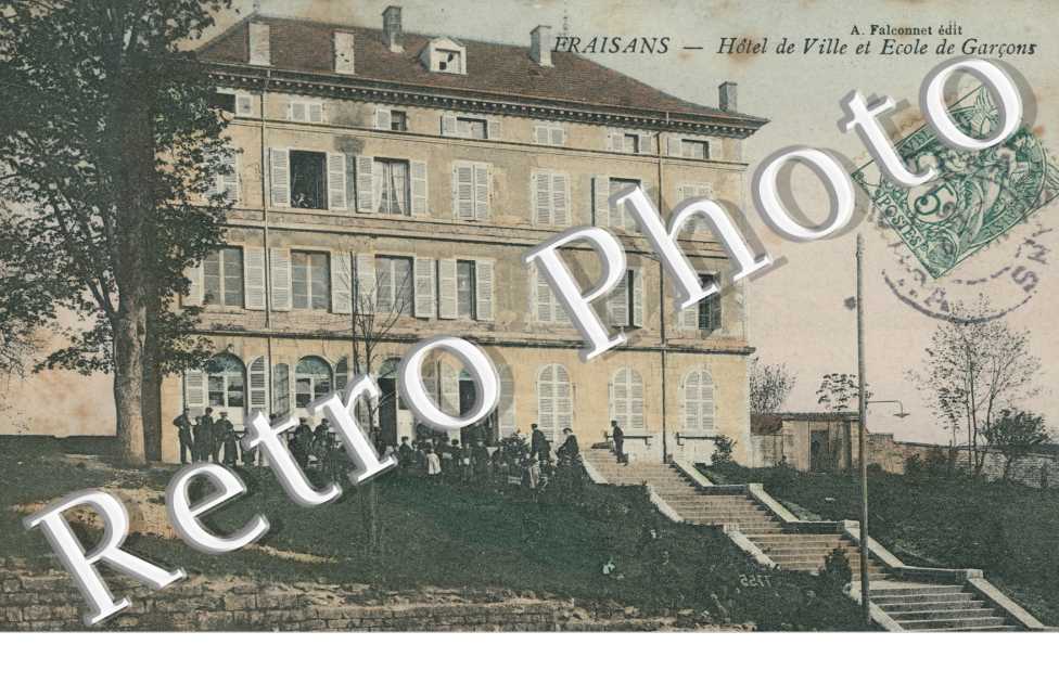 Hotel de ville et ecole des garçons