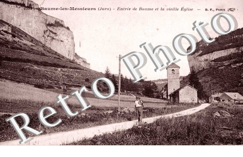 entree et vieille eglise