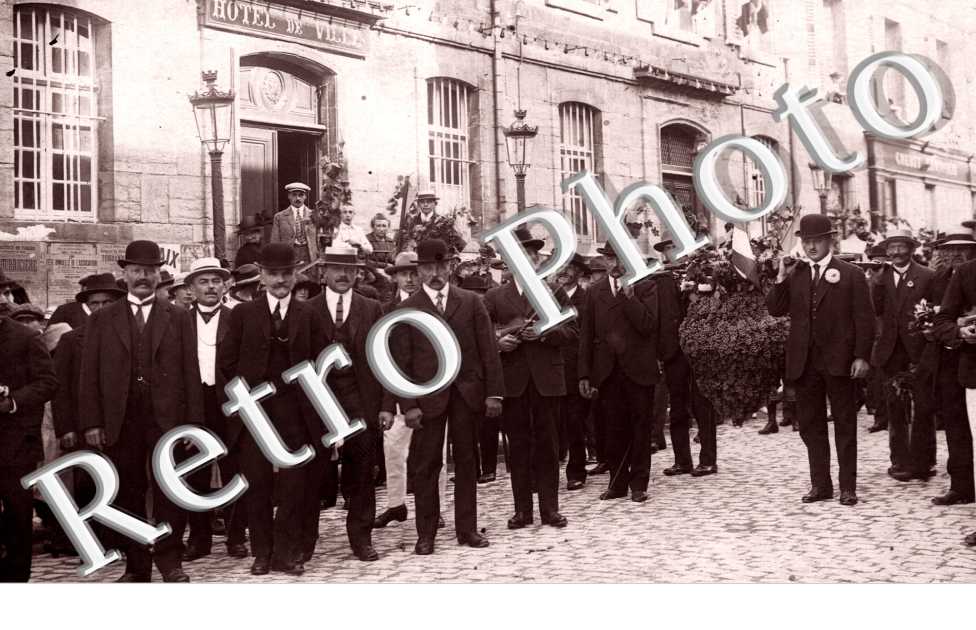 Cortege dans les rues, harmonie musicale devant l&#039;Hotel de Ville