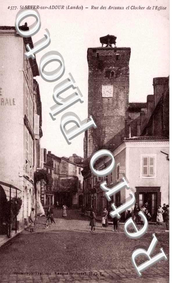 Rue des Arceaux et clocher de l&#039;eglise