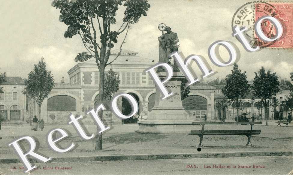 Les halles et la statue Borda