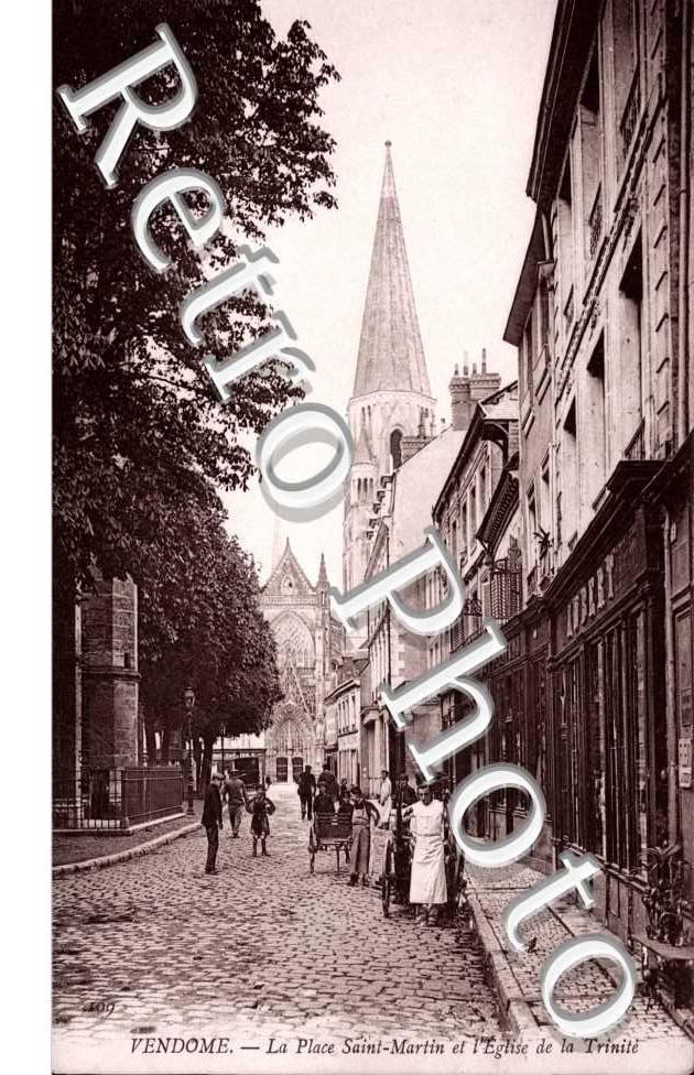 la Place Saint-Martin et l'Eglise de la Trinite