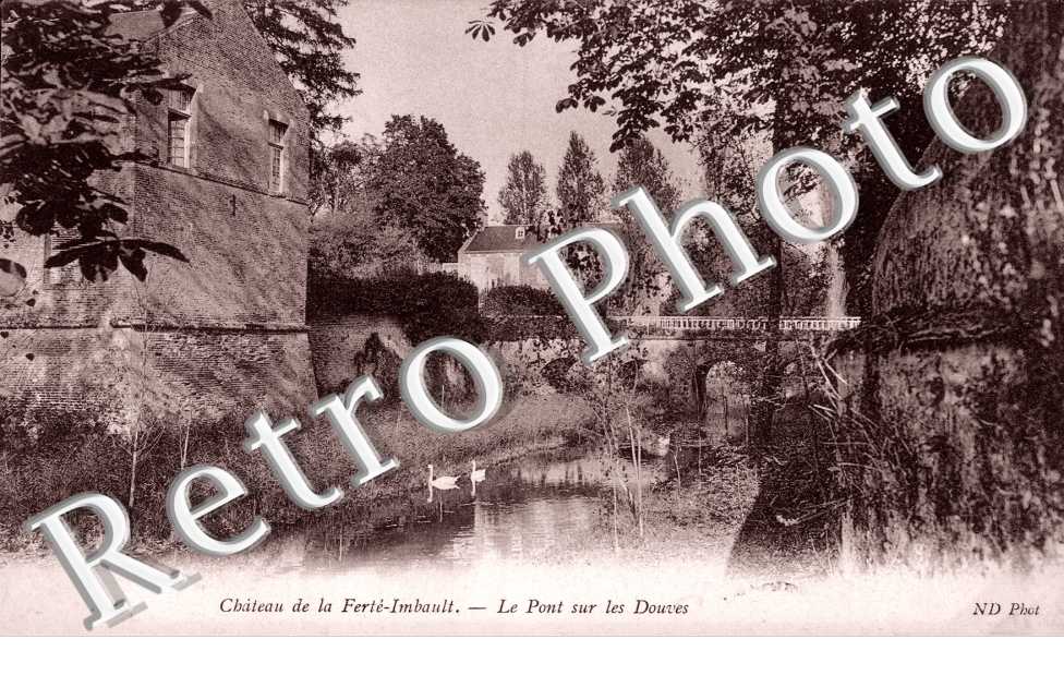 le Chateau - Le pont sur les Douves