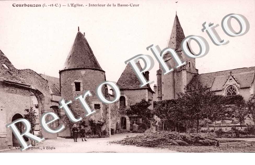 l&#039;eglise, interieur de la basse-cour
