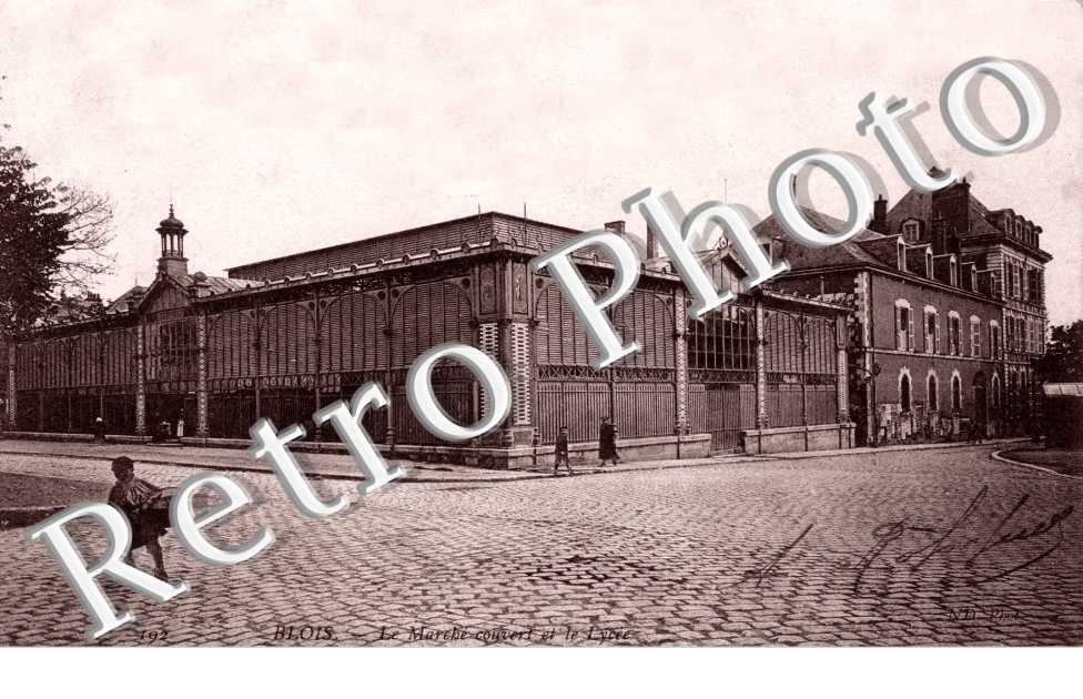 Le marche couvert et le lycee