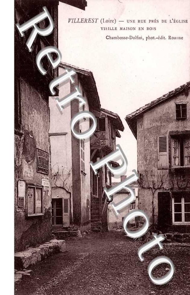 une rue pres de l&#039;eglise vieille maison en bois