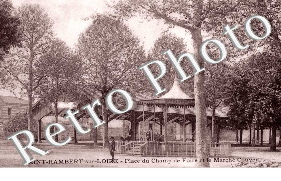Place du Champ de Foire et le Marche couvert
