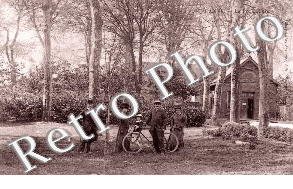 (une famille en promenade)