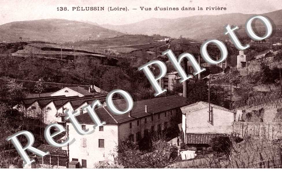 vue d&#039;usines dans la riviere