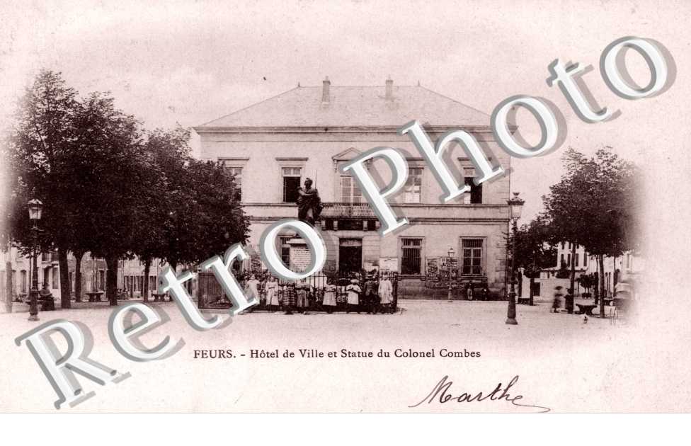 Hotel de Ville et statue du Colonel Combes
