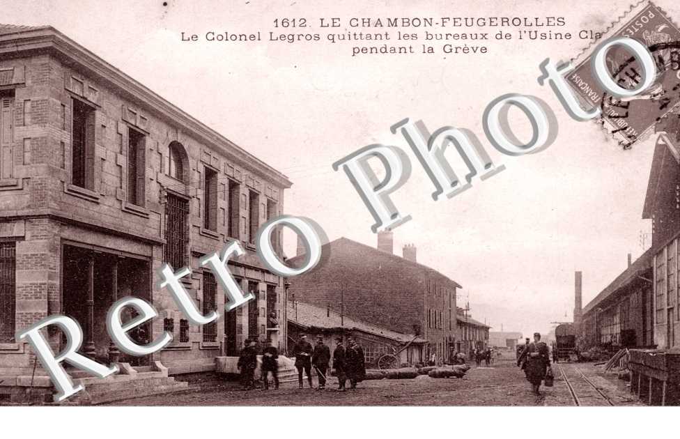 Le Colonel Legros quittant les bureaux de l&#039;Usine pendant la greve