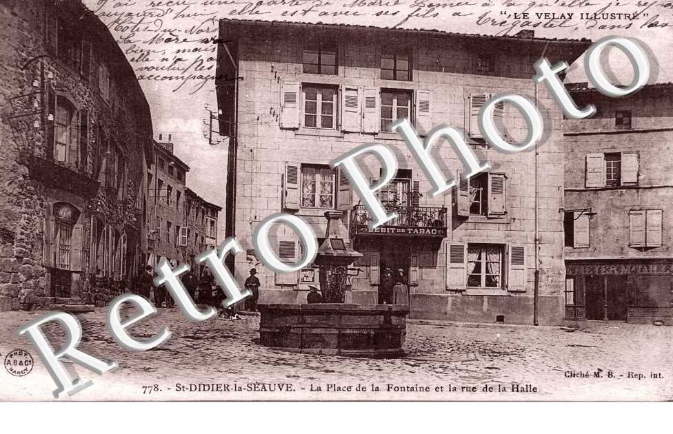 la place de la fontaine et la rue de la halle