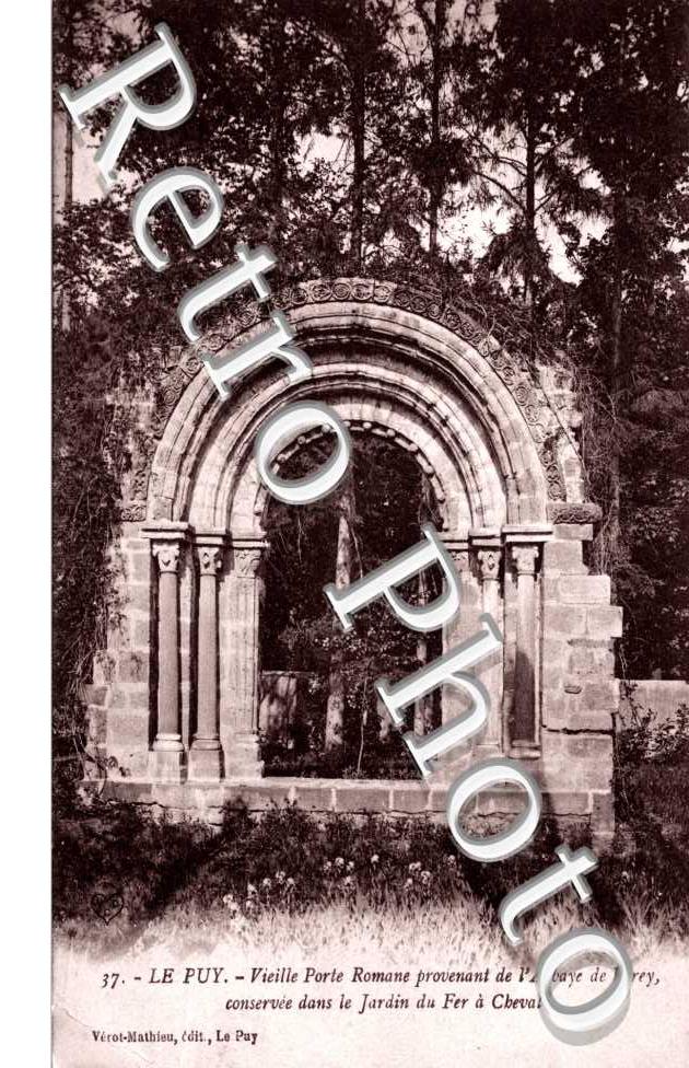 Vielle porte Romane provenant de l'Abbaye de Vorey conservee dans le jardin du Fer a Cheval