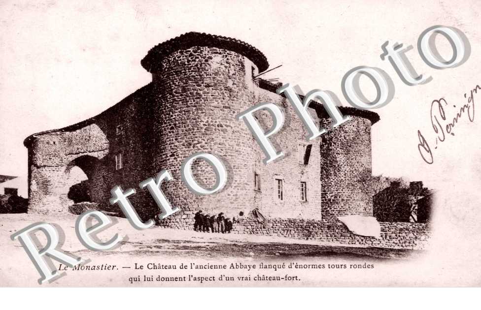 le Chateau de l'ancienne Abbaye flanque d'enormes tours rondes