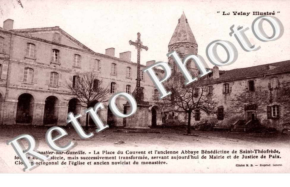 la Place du Couvent et l&#039;ancienne Abbaye Benedictine de Saint-Theofrede