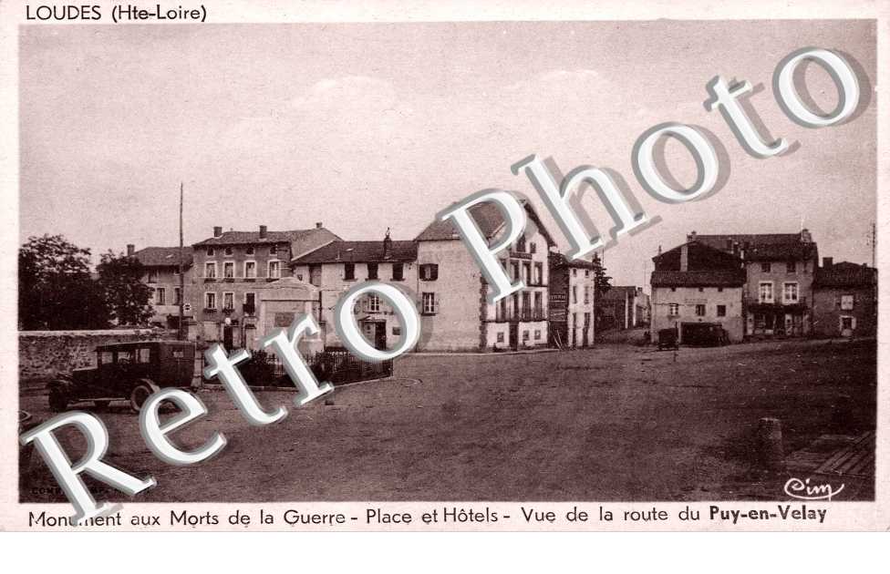 Monument aux Morts de la Guerre, Place et Hotels, Vue de la Route du Puy-en-Velay