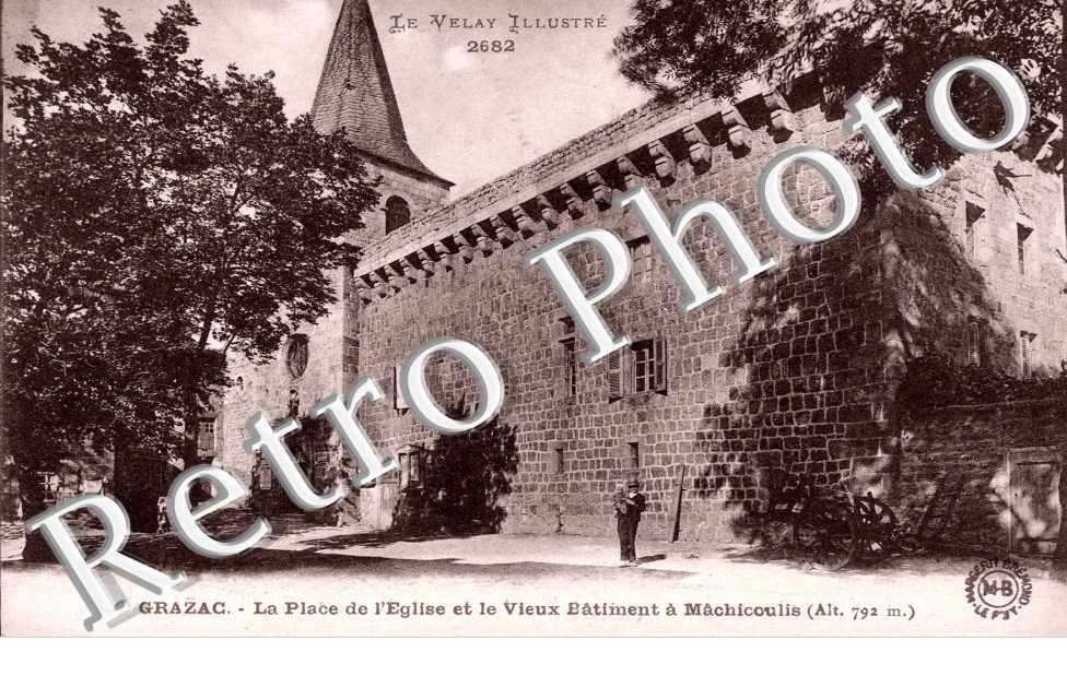 la place de l&#039;eglise et le vieux batiment a Machicoulis