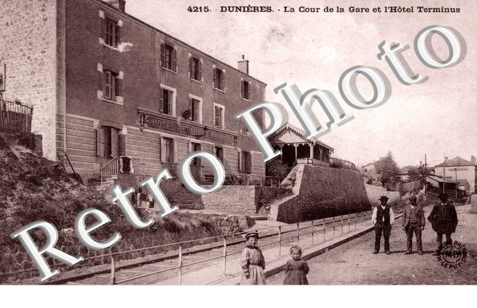 la cour de la gare et l&#039;hotel terminus