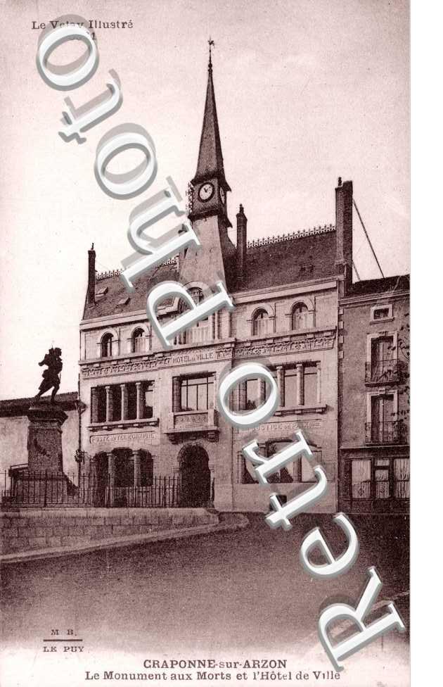 le Monument aux morts et l'Hotel de Ville