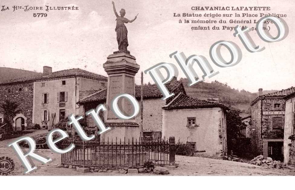 la Statue erigee sur la Place publique