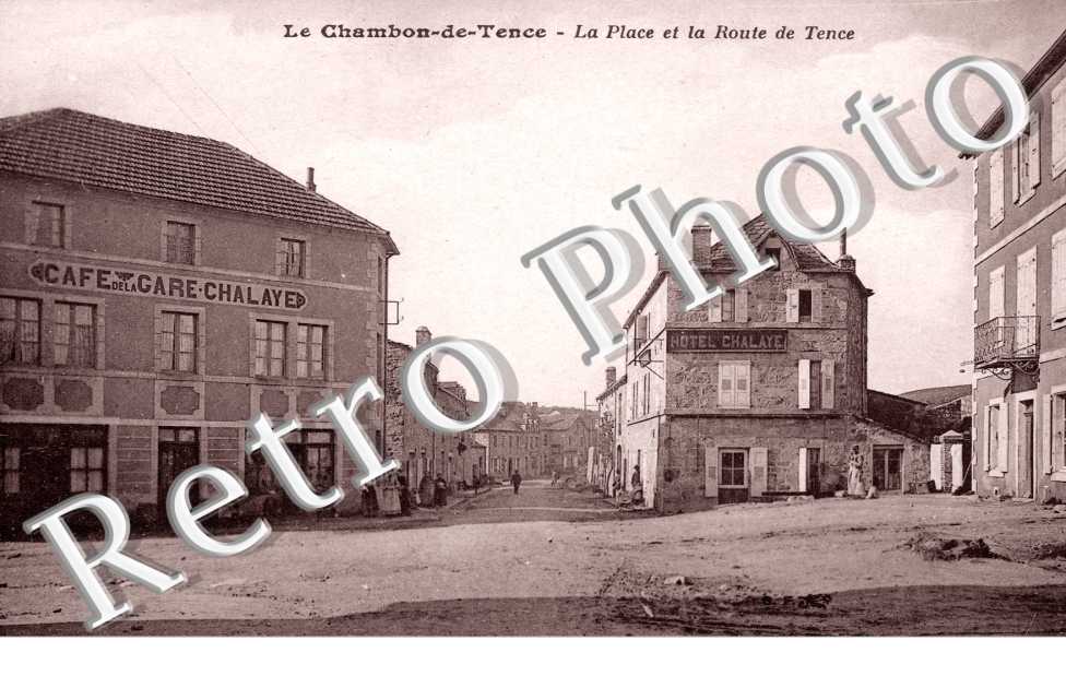 la place et la route de tence
