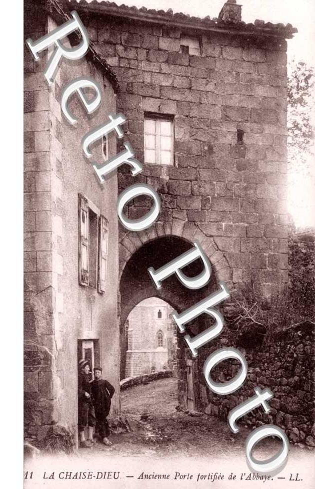 Ancienne porte fortifiee de l&#039;abbaye