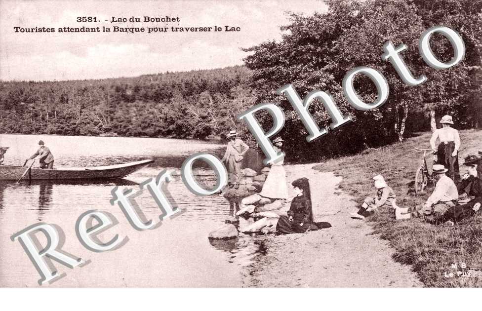 le Lac du Bouchet, Touristes attendant la Barque pour traverser le Lac