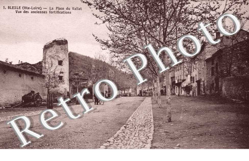 la place du vallat vue des anciennes fortifications
