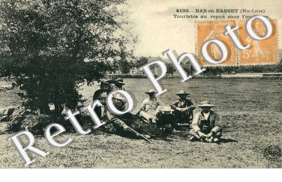touristes au repos sous l'ombrage