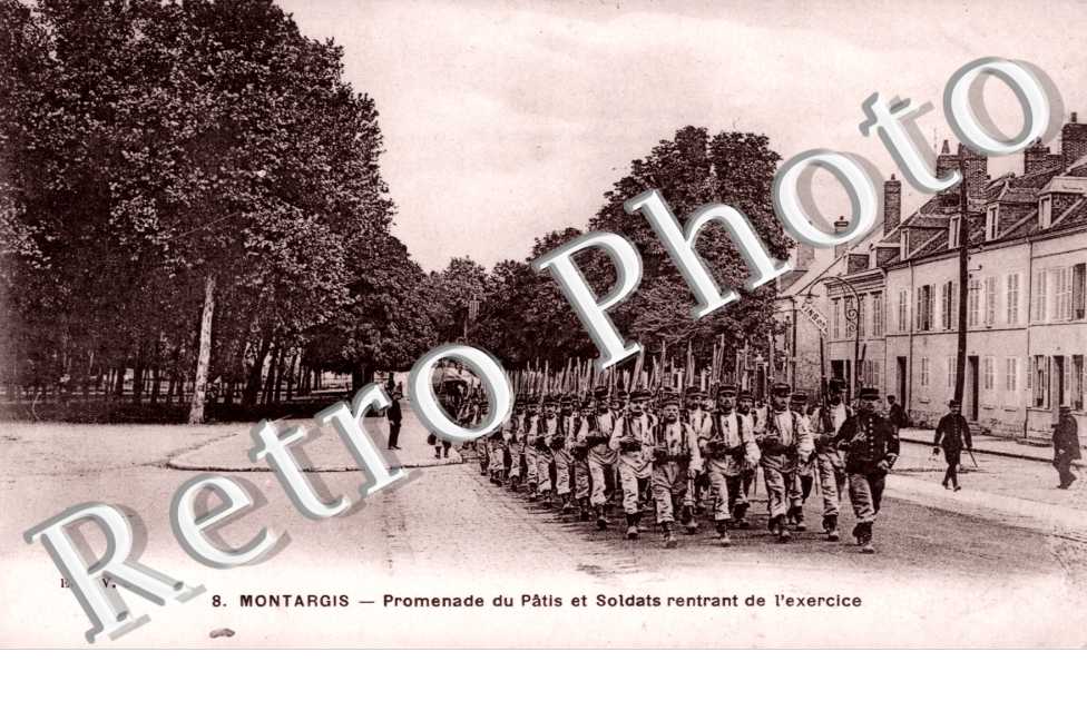 Promenade du Patis et soldats rentrant de l&#039;exercice