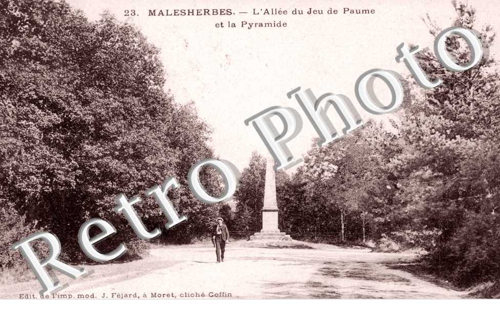 Allee du Jeu de Paume et la Pyramide