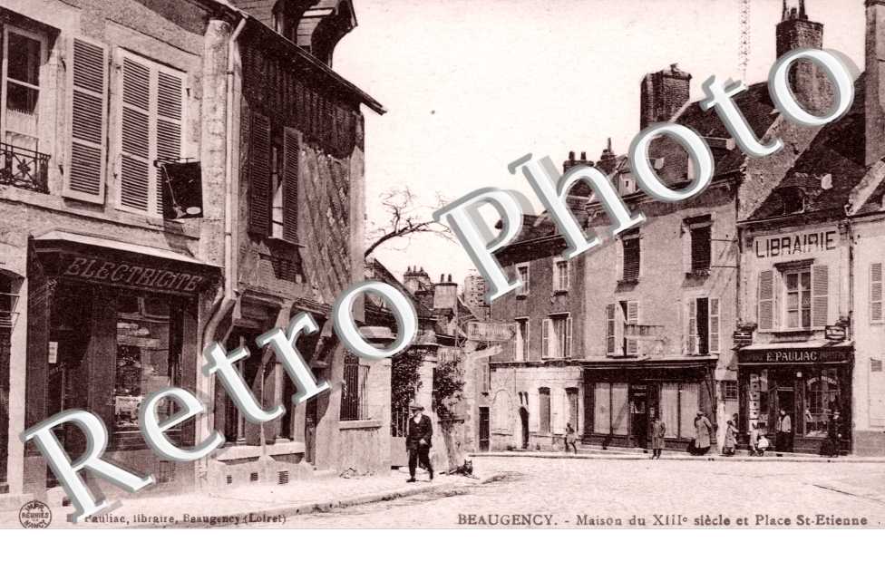Maison du XIIIÂ° Siecle et Place Saint Etienne