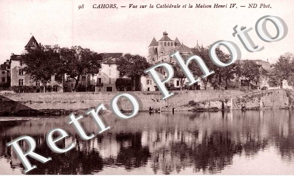 Vue sur la Cathedrale et la Maison Henri IV