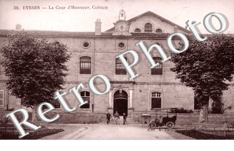 EYSSES la cour d'honneur, Colonie