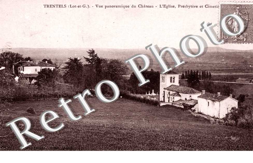 Vue panoramique du chateau - l&#039;eglise - presbytere et cimetiere