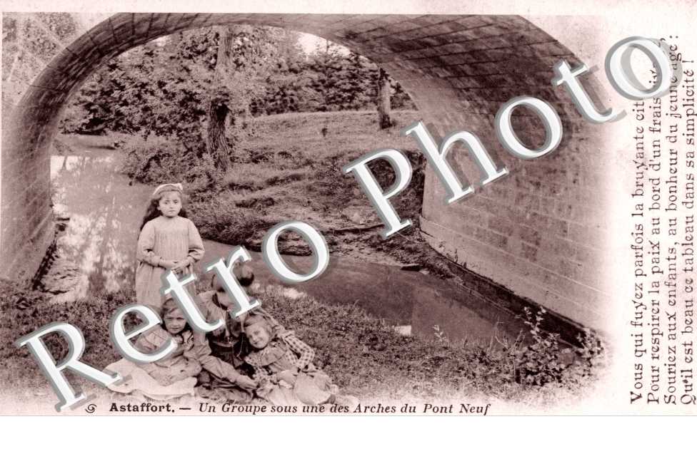 Un Groupe sous une des Arches du Pont Neuf