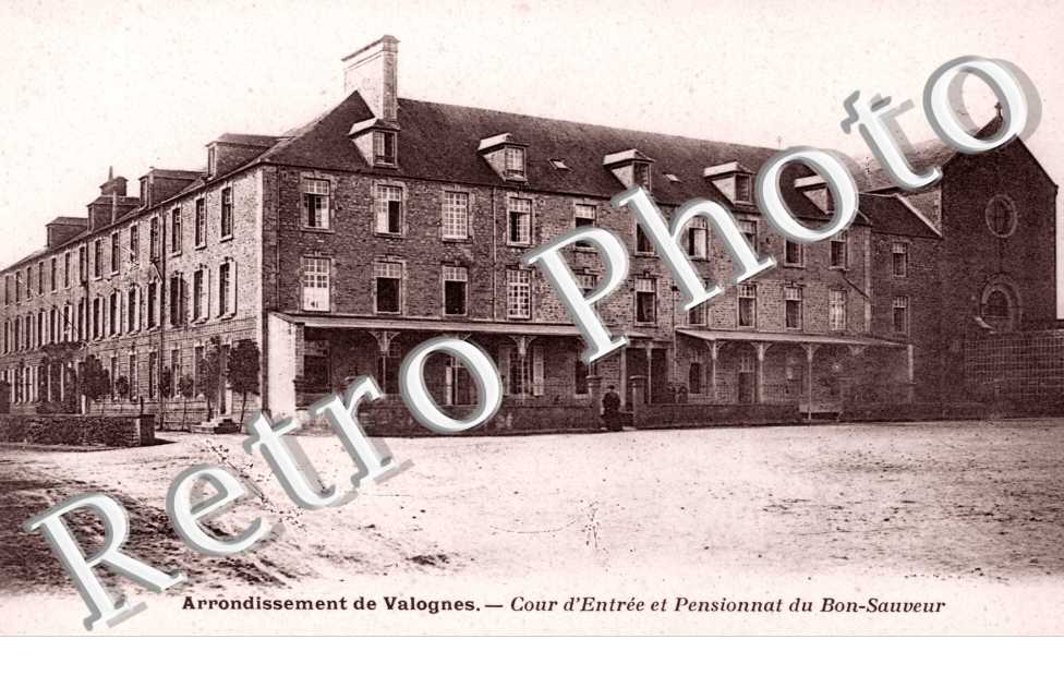 Cour d&#039;entree et Pensionnat du Bon Sauveur