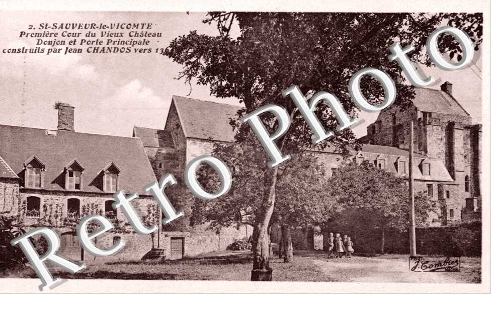 Premiere Cour du Vieux Chateau, Donjon et Porte Principale