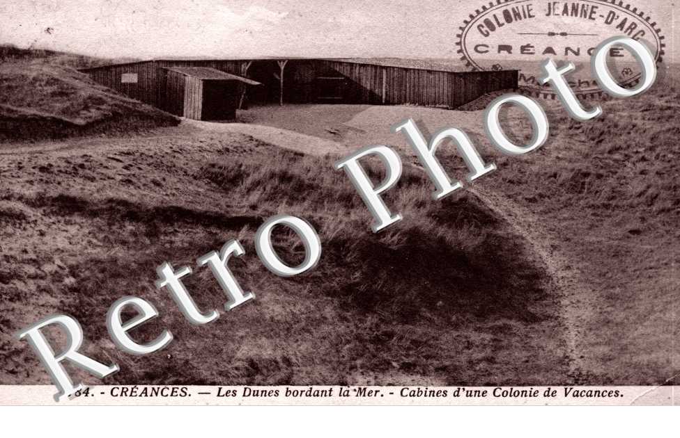 les dunes bordant la mer, cabines d&#039;une colonie de vacances