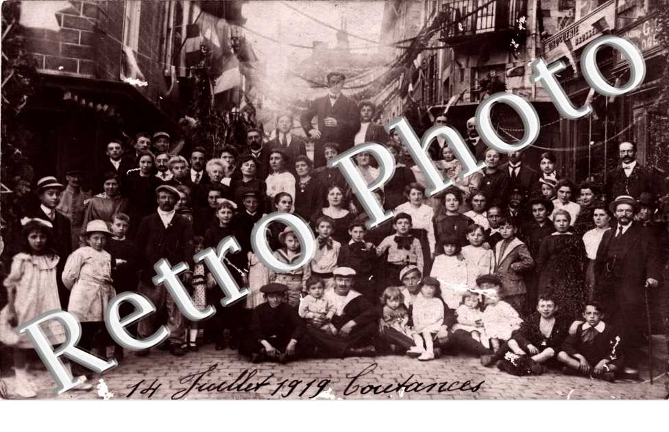 Groupe de Personnes dans une rue - photo 14 juillet 1919