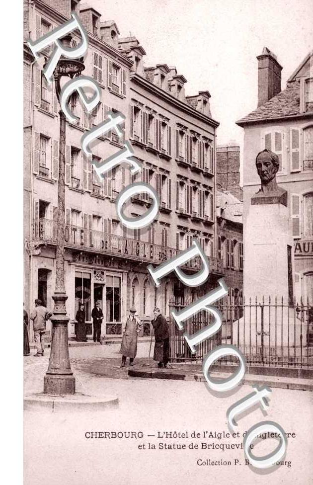 Hotel de l'Aigle et d'Angleterre et la Statue de Bricqueville