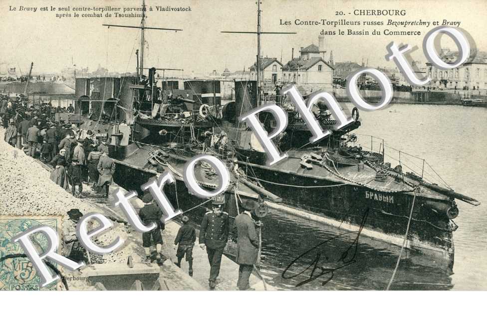 les Contre Torpilleurs russes Bezoupretchny et Bravy dans le Bassin du Commerce