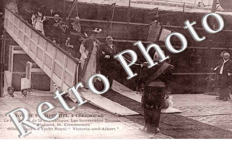 Le President de la Republique, les Souverains danois descendant du Yacht Royal