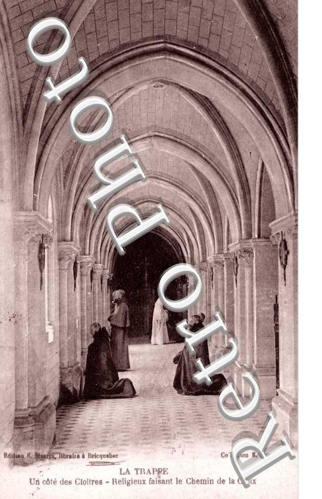 Abbaye - religieux faisant le chemin de la Croix