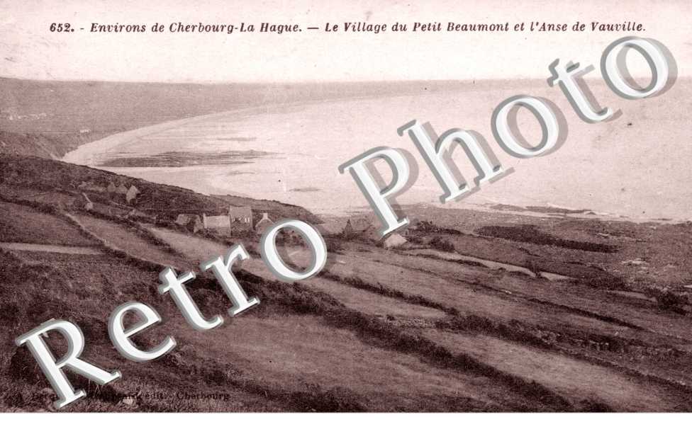 le village du petit Beaumont et l&#039;anse de Vauville